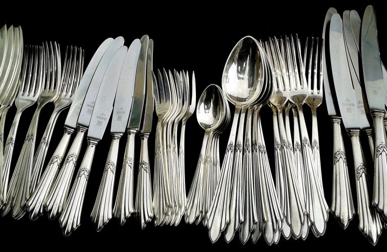 Is Dining with Silver Cutlery and Knives a Healthy Practice ?